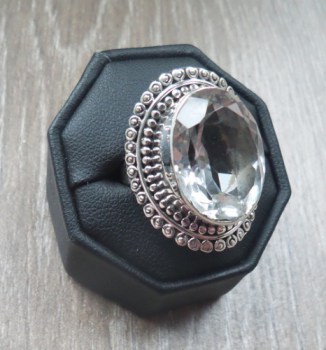 Zilveren ring met wit Topaas en bewerkte kop maat 17 mm